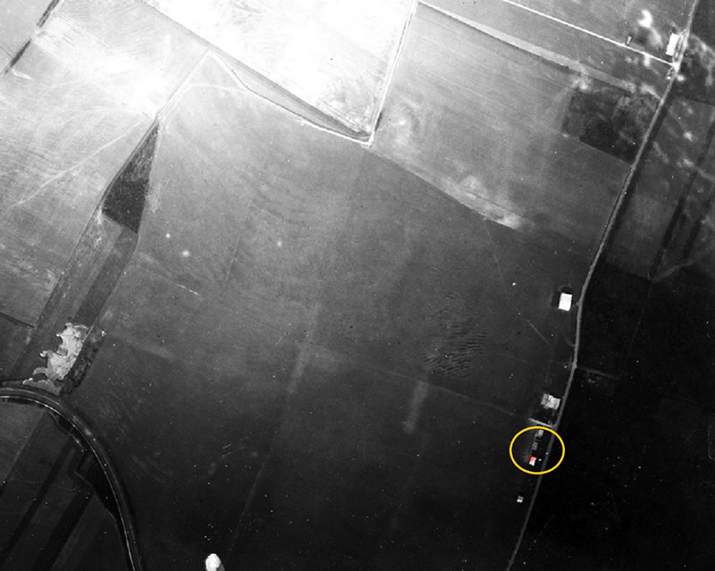 Vue aérienne du terrain de Meaux-Esbly en 1939. Au cœur du cercle jaune, en bordure de la RD.5 on aperçoit le bâtiment d’Henri Mignet. (Coll. IGN-Photothèque nationale)